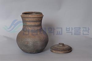 뚜껑 있는 긴목항아리